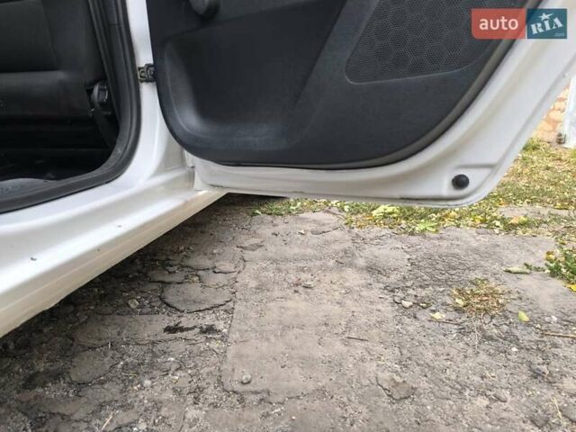 Белый Шкода Фабия, объемом двигателя 1.4 л и пробегом 113 тыс. км за 6400 $, фото 4 на Automoto.ua