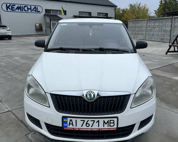 Белый Шкода Фабия, объемом двигателя 1.2 л и пробегом 182 тыс. км за 4200 $, фото 1 на Automoto.ua