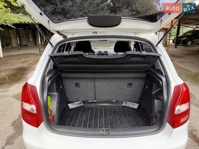 Белый Шкода Фабия, объемом двигателя 1.39 л и пробегом 126 тыс. км за 5998 $, фото 8 на Automoto.ua