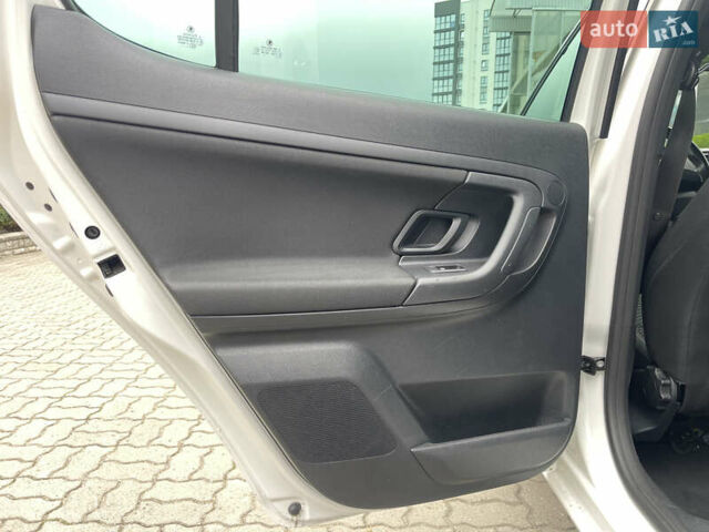 Белый Шкода Фабия, объемом двигателя 1.4 л и пробегом 163 тыс. км за 10300 $, фото 14 на Automoto.ua