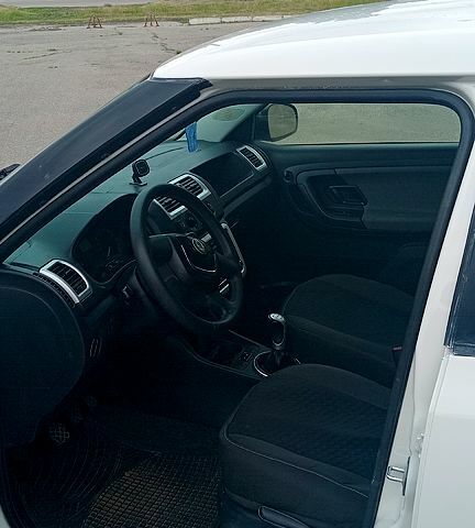 Белый Шкода Фабия, объемом двигателя 1.4 л и пробегом 202 тыс. км за 3950 $, фото 4 на Automoto.ua