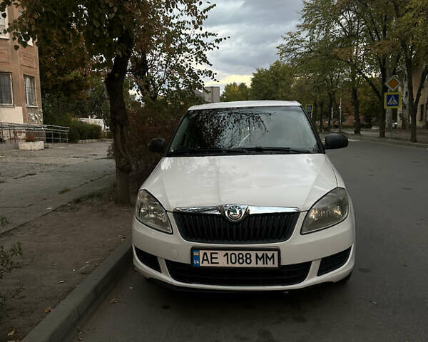 Белый Шкода Фабия, объемом двигателя 1.39 л и пробегом 257 тыс. км за 4600 $, фото 1 на Automoto.ua