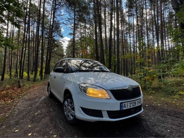 Белый Шкода Фабия, объемом двигателя 1.4 л и пробегом 255 тыс. км за 4300 $, фото 1 на Automoto.ua