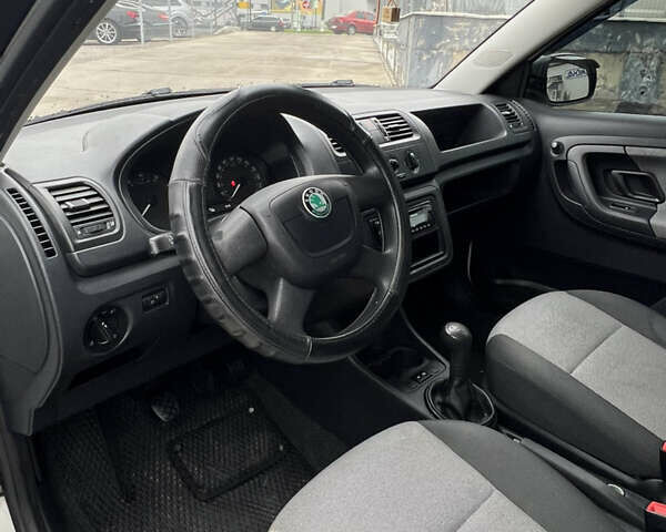 Белый Шкода Фабия, объемом двигателя 1.2 л и пробегом 182 тыс. км за 4200 $, фото 12 на Automoto.ua