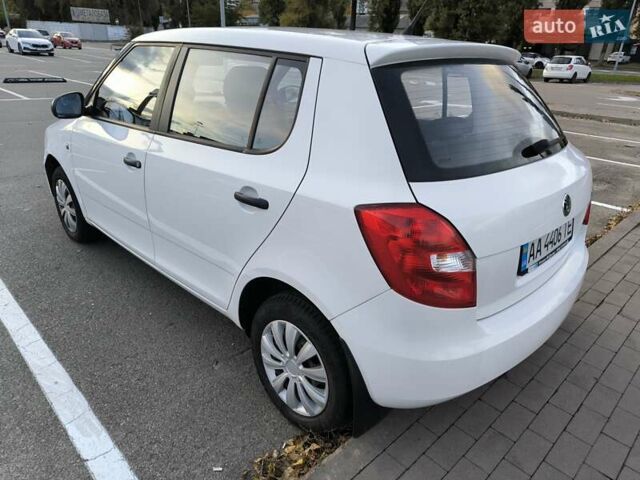 Белый Шкода Фабия, объемом двигателя 1.39 л и пробегом 117 тыс. км за 5800 $, фото 1 на Automoto.ua