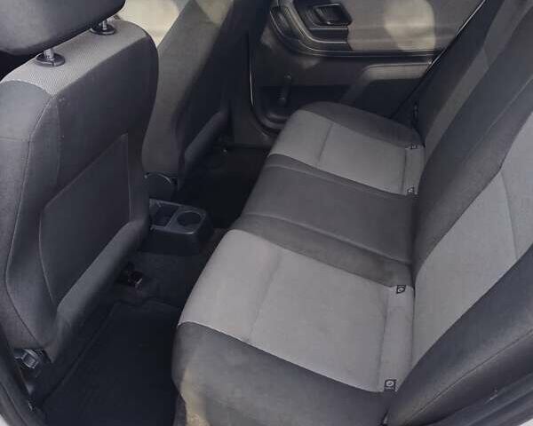 Белый Шкода Фабия, объемом двигателя 1.39 л и пробегом 316 тыс. км за 5200 $, фото 6 на Automoto.ua