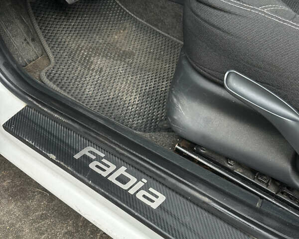 Белый Шкода Фабия, объемом двигателя 1.39 л и пробегом 257 тыс. км за 4600 $, фото 7 на Automoto.ua