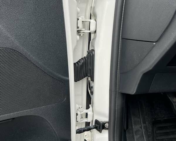 Білий Шкода Фабія, об'ємом двигуна 1.2 л та пробігом 150 тис. км за 6700 $, фото 11 на Automoto.ua