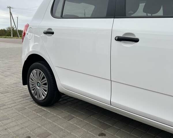 Білий Шкода Фабія, об'ємом двигуна 1.2 л та пробігом 150 тис. км за 6700 $, фото 5 на Automoto.ua