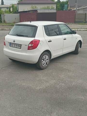 Белый Шкода Фабия, объемом двигателя 1.39 л и пробегом 304 тыс. км за 3950 $, фото 3 на Automoto.ua