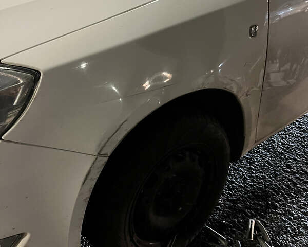 Белый Шкода Фабия, объемом двигателя 1.39 л и пробегом 185 тыс. км за 3000 $, фото 4 на Automoto.ua