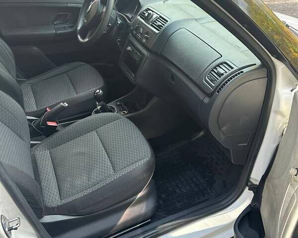 Білий Шкода Фабія, об'ємом двигуна 1.39 л та пробігом 283 тис. км за 4900 $, фото 8 на Automoto.ua