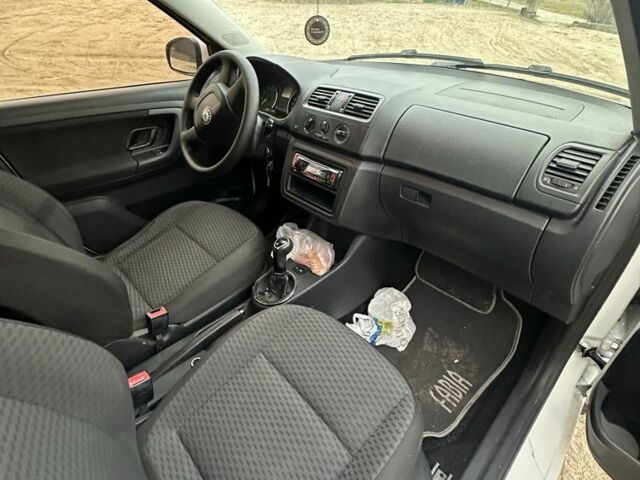 Білий Шкода Фабія, об'ємом двигуна 1.4 л та пробігом 318 тис. км за 4800 $, фото 11 на Automoto.ua