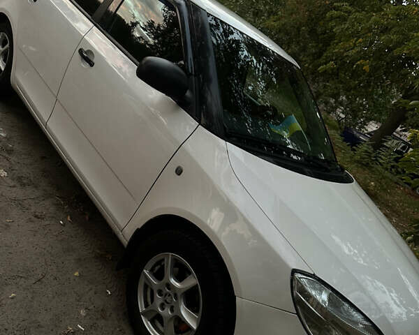 Белый Шкода Фабия, объемом двигателя 1.39 л и пробегом 257 тыс. км за 4600 $, фото 2 на Automoto.ua