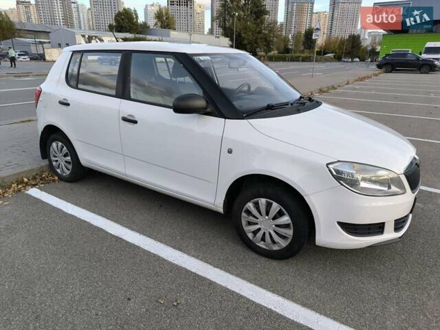 Белый Шкода Фабия, объемом двигателя 1.39 л и пробегом 117 тыс. км за 5800 $, фото 2 на Automoto.ua