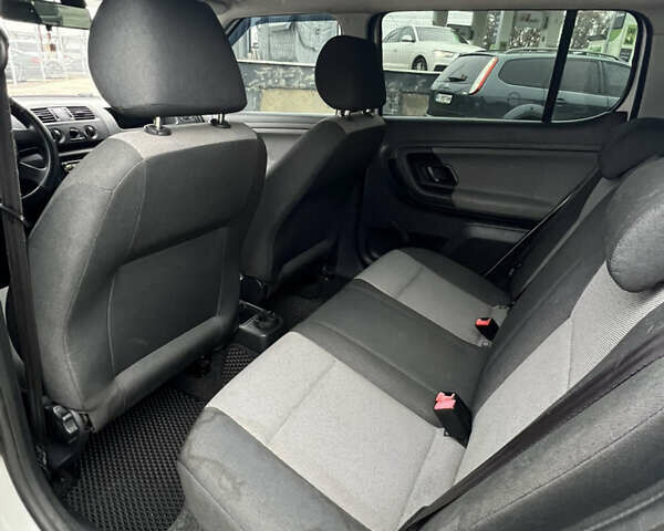 Белый Шкода Фабия, объемом двигателя 1.2 л и пробегом 182 тыс. км за 4200 $, фото 17 на Automoto.ua