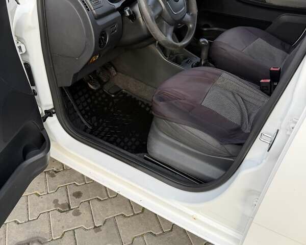 Белый Шкода Фабия, объемом двигателя 1.2 л и пробегом 224 тыс. км за 4500 $, фото 19 на Automoto.ua