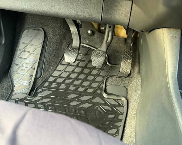 Белый Шкода Фабия, объемом двигателя 1.2 л и пробегом 224 тыс. км за 5200 $, фото 14 на Automoto.ua