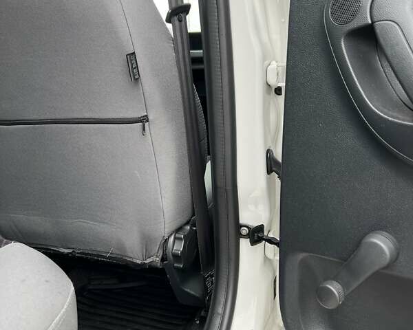 Білий Шкода Фабія, об'ємом двигуна 1.2 л та пробігом 150 тис. км за 6700 $, фото 19 на Automoto.ua