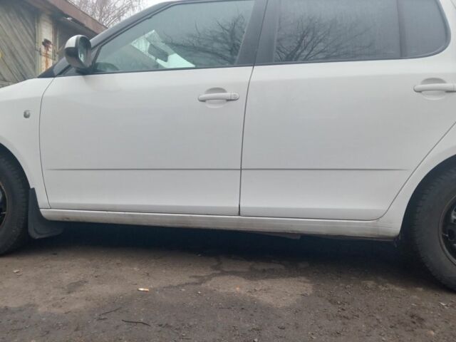 Белый Шкода Фабия, объемом двигателя 0 л и пробегом 250 тыс. км за 3700 $, фото 1 на Automoto.ua