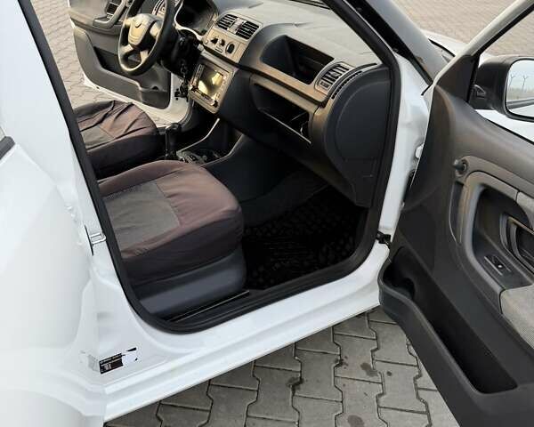 Белый Шкода Фабия, объемом двигателя 1.2 л и пробегом 224 тыс. км за 5200 $, фото 21 на Automoto.ua