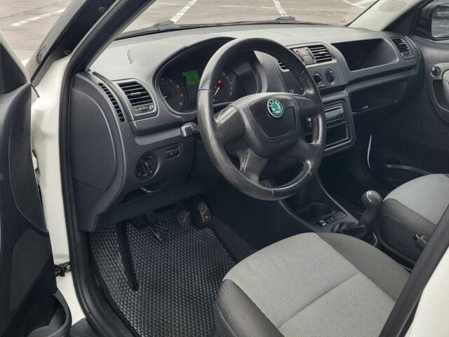 Белый Шкода Фабия, объемом двигателя 1.4 л и пробегом 172 тыс. км за 6200 $, фото 5 на Automoto.ua