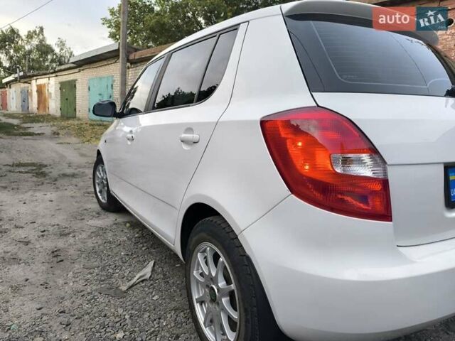 Белый Шкода Фабия, объемом двигателя 1.4 л и пробегом 113 тыс. км за 6400 $, фото 13 на Automoto.ua