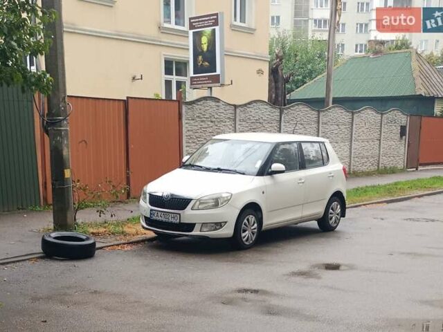 Шкода Фабия 2012 в Киеве на Automoto.ua Белый Шкода Фабия, объемом двигателя 1.39 л и пробегом 229 тыс. км за 5400 $, фото 1 на Automoto.ua