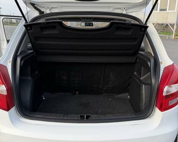 Белый Шкода Фабия, объемом двигателя 1.2 л и пробегом 224 тыс. км за 5200 $, фото 13 на Automoto.ua