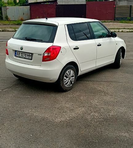 Белый Шкода Фабия, объемом двигателя 1.4 л и пробегом 202 тыс. км за 3950 $, фото 3 на Automoto.ua