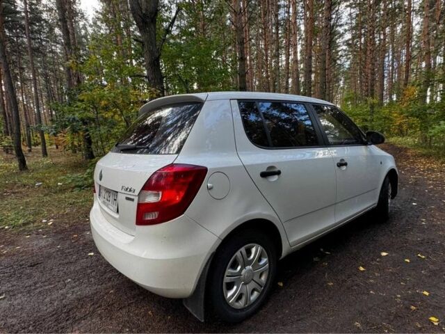 Белый Шкода Фабия, объемом двигателя 1.4 л и пробегом 255 тыс. км за 4300 $, фото 3 на Automoto.ua