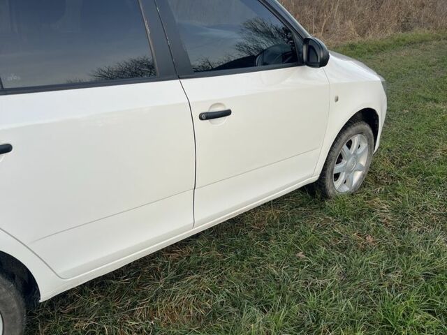 Белый Шкода Фабия, объемом двигателя 1.4 л и пробегом 210 тыс. км за 4899 $, фото 8 на Automoto.ua