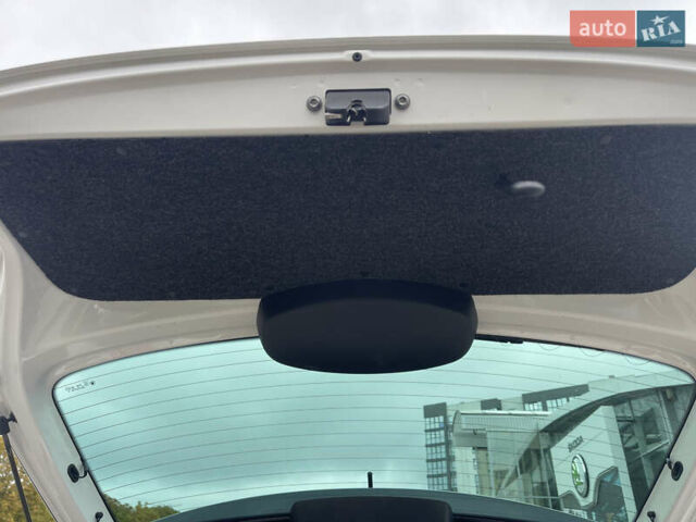 Белый Шкода Фабия, объемом двигателя 1.4 л и пробегом 163 тыс. км за 10300 $, фото 24 на Automoto.ua