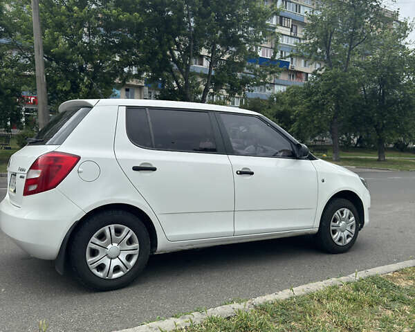 Белый Шкода Фабия, объемом двигателя 1.39 л и пробегом 247 тыс. км за 4300 $, фото 4 на Automoto.ua