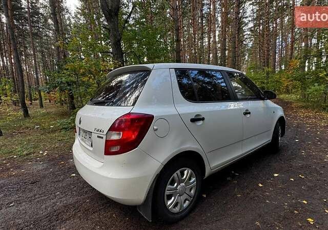 Білий Шкода Фабія, об'ємом двигуна 1.6 л та пробігом 255 тис. км за 4400 $, фото 3 на Automoto.ua