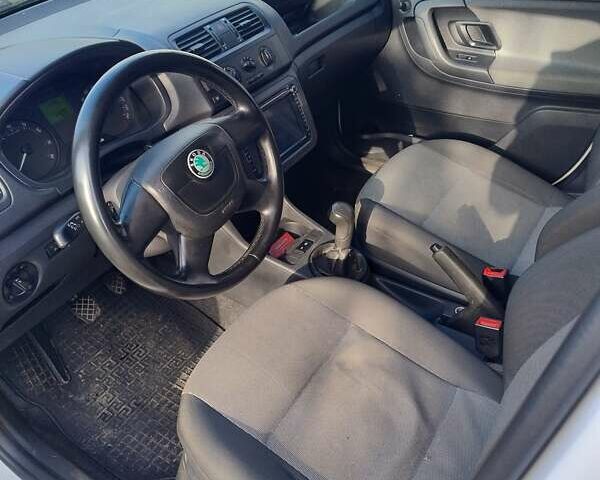 Белый Шкода Фабия, объемом двигателя 1.39 л и пробегом 316 тыс. км за 5200 $, фото 12 на Automoto.ua