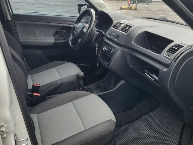 Белый Шкода Фабия, объемом двигателя 1.4 л и пробегом 172 тыс. км за 6200 $, фото 6 на Automoto.ua