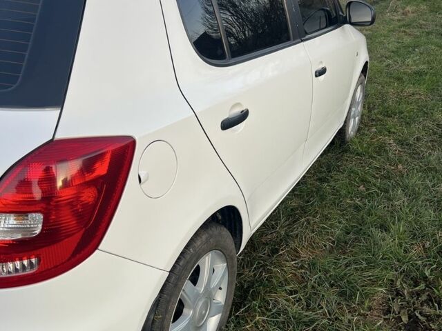 Белый Шкода Фабия, объемом двигателя 1.4 л и пробегом 210 тыс. км за 4899 $, фото 7 на Automoto.ua