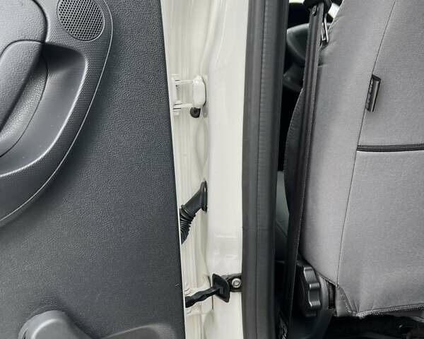 Білий Шкода Фабія, об'ємом двигуна 1.2 л та пробігом 150 тис. км за 6700 $, фото 14 на Automoto.ua