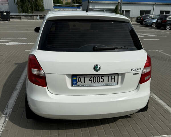 Белый Шкода Фабия, объемом двигателя 1.39 л и пробегом 319 тыс. км за 5250 $, фото 5 на Automoto.ua