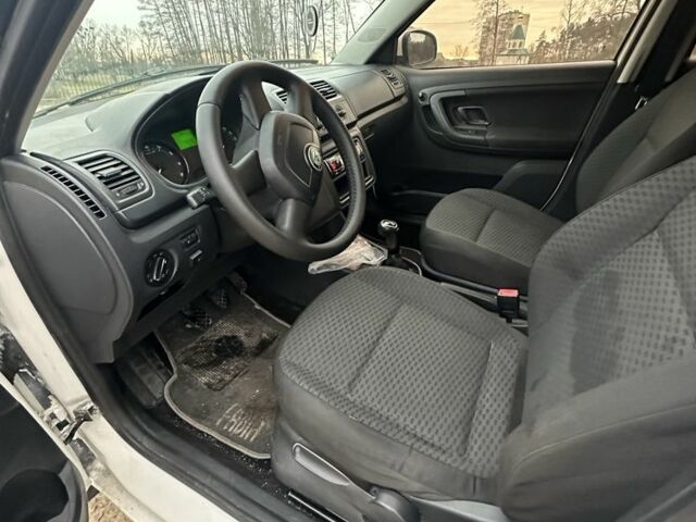Білий Шкода Фабія, об'ємом двигуна 1.4 л та пробігом 318 тис. км за 4800 $, фото 8 на Automoto.ua
