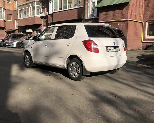 Белый Шкода Фабия, объемом двигателя 1.39 л и пробегом 541 тыс. км за 4570 $, фото 4 на Automoto.ua