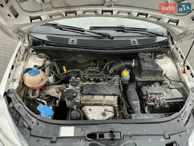 Белый Шкода Фабия, объемом двигателя 1.2 л и пробегом 184 тыс. км за 4700 $, фото 6 на Automoto.ua