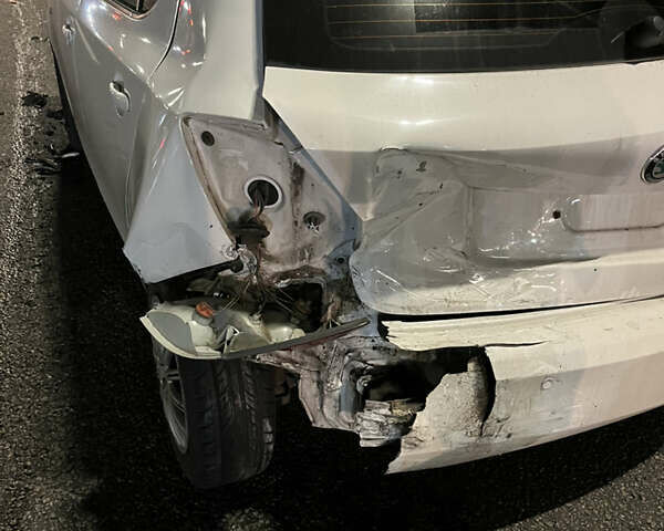 Белый Шкода Фабия, объемом двигателя 1.39 л и пробегом 185 тыс. км за 3000 $, фото 1 на Automoto.ua