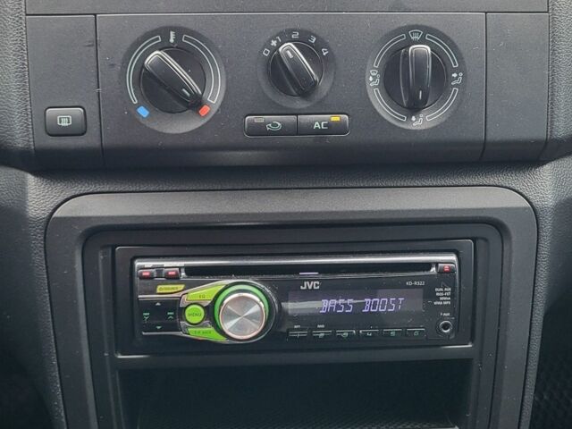 Белый Шкода Фабия, объемом двигателя 1.4 л и пробегом 172 тыс. км за 6200 $, фото 8 на Automoto.ua