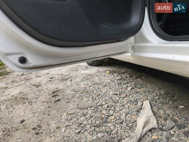 Белый Шкода Фабия, объемом двигателя 1.4 л и пробегом 113 тыс. км за 6400 $, фото 2 на Automoto.ua