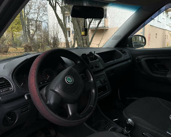 Белый Шкода Фабия, объемом двигателя 1.39 л и пробегом 257 тыс. км за 4600 $, фото 11 на Automoto.ua