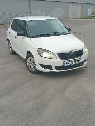 Белый Шкода Фабия, объемом двигателя 1.39 л и пробегом 304 тыс. км за 3950 $, фото 1 на Automoto.ua