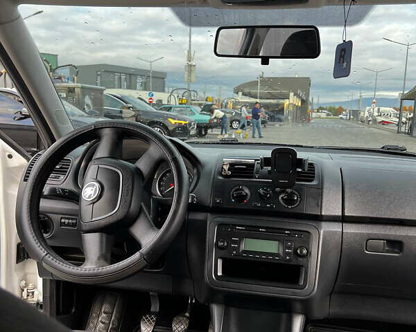 Білий Шкода Фабія, об'ємом двигуна 1.39 л та пробігом 240 тис. км за 6000 $, фото 8 на Automoto.ua