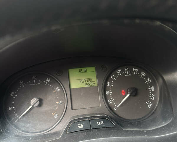 Белый Шкода Фабия, объемом двигателя 1.39 л и пробегом 257 тыс. км за 4600 $, фото 9 на Automoto.ua